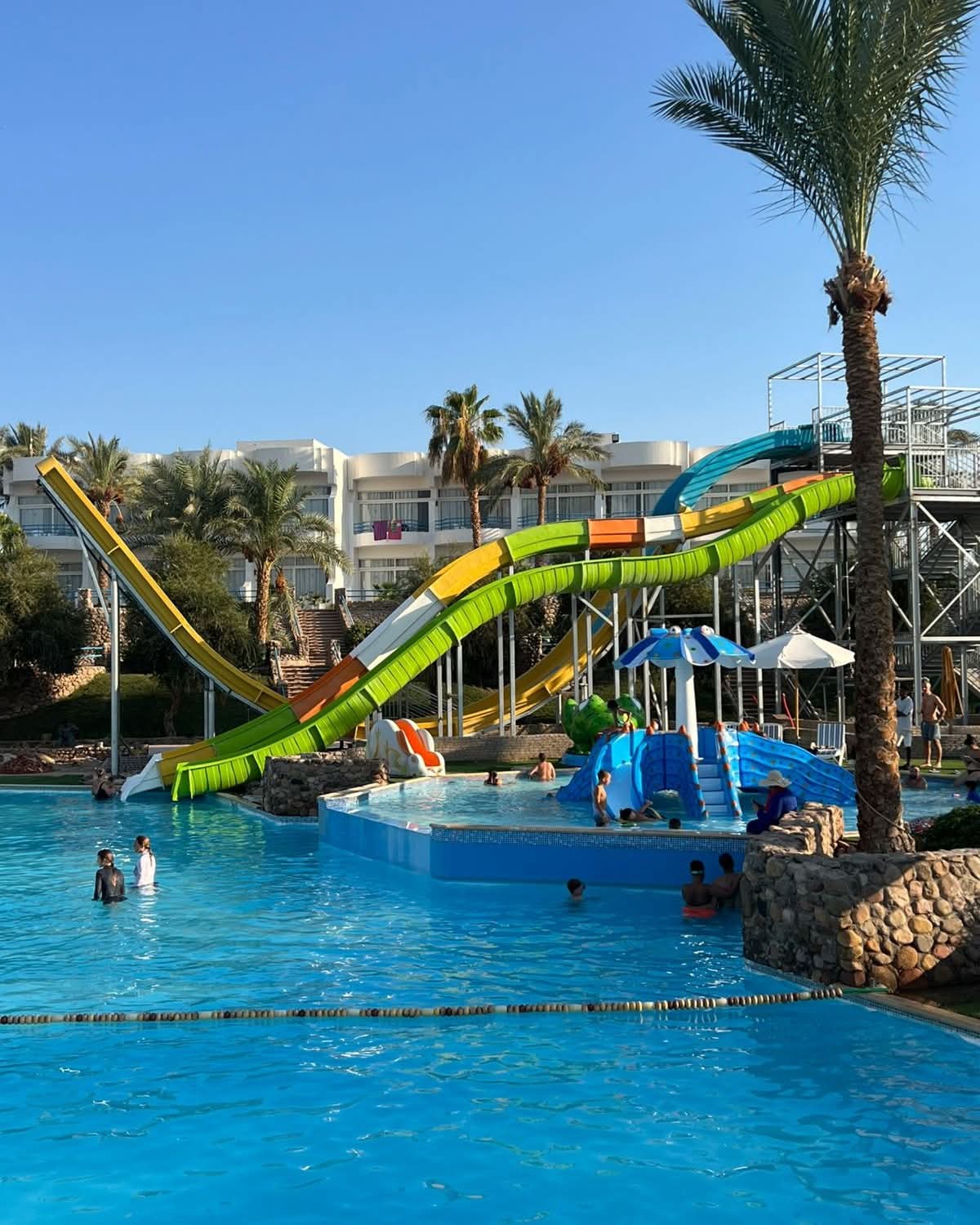 🌴☀️ عيش الرفاهية في قلب شرم الشيخ مع شركة الصالحين! ☀️🌴 🏨 الإقامة في فندق كوين أكوا بارك – 4 نجوم – صف أول على البحر!