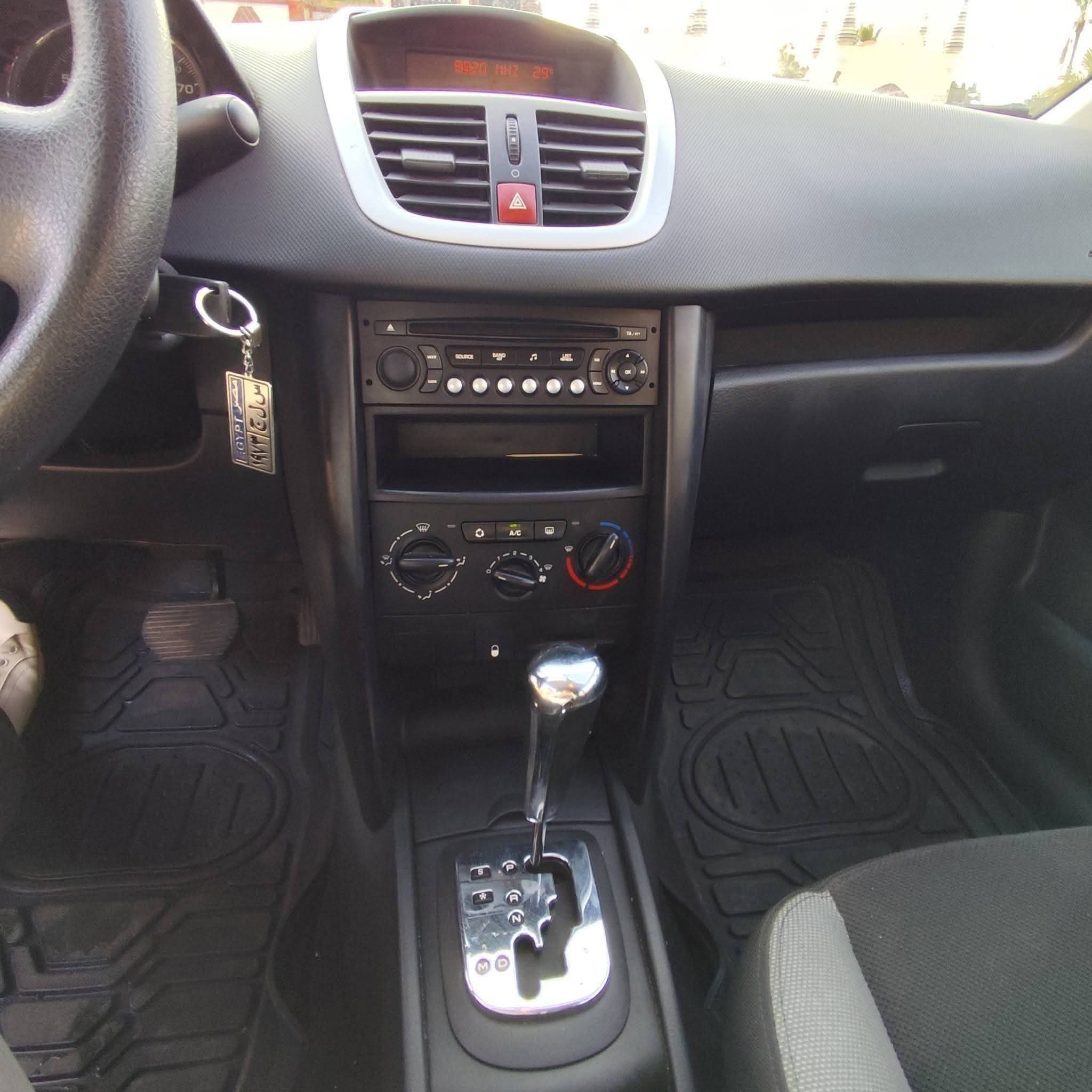 سياره لبيع Peugeot 207 موديل 2009  فبريكا بالكامل ماعدا جزء