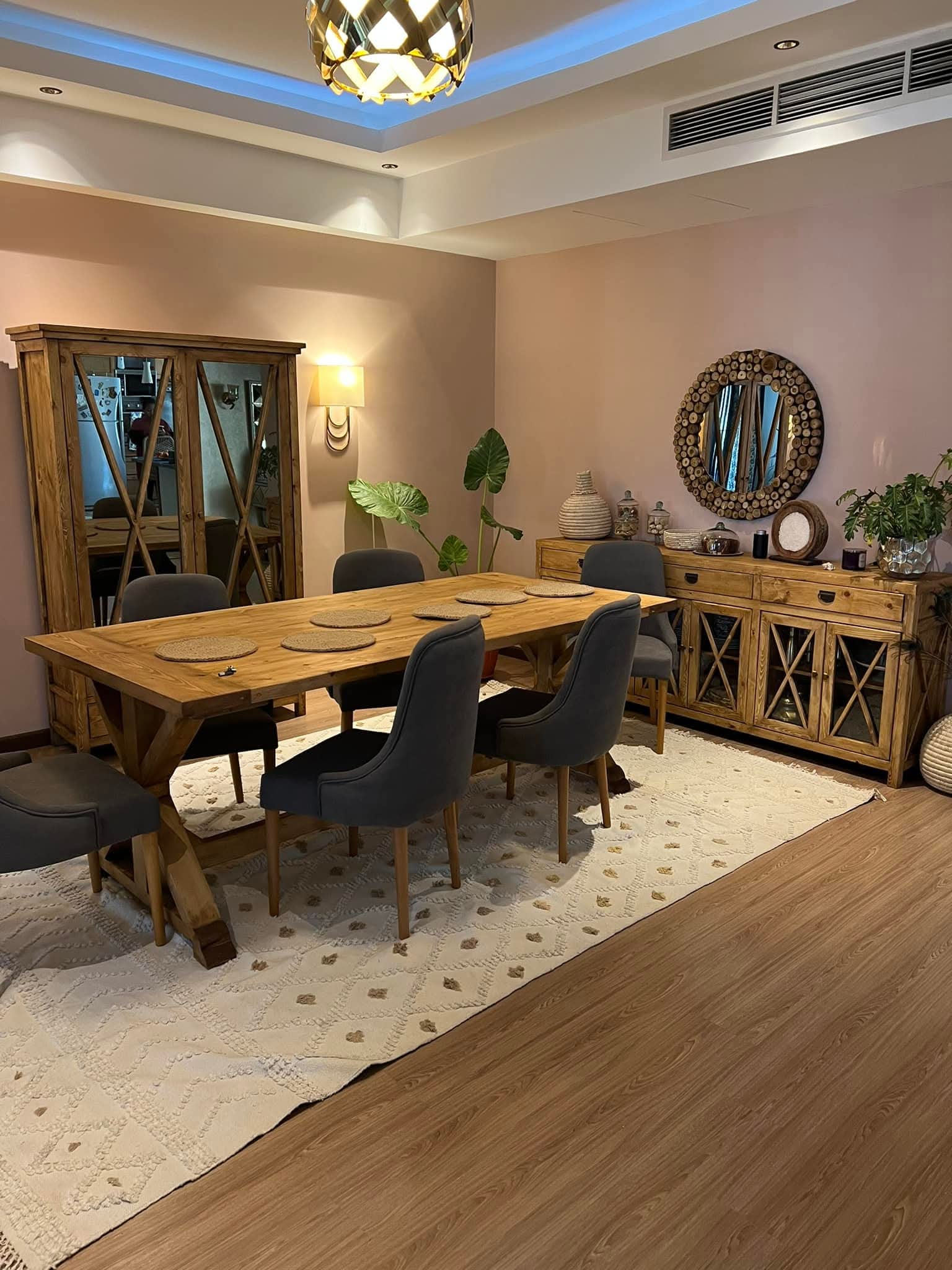 خشب موسكي طبيعي ودهانات امريكية عالية الجودة .