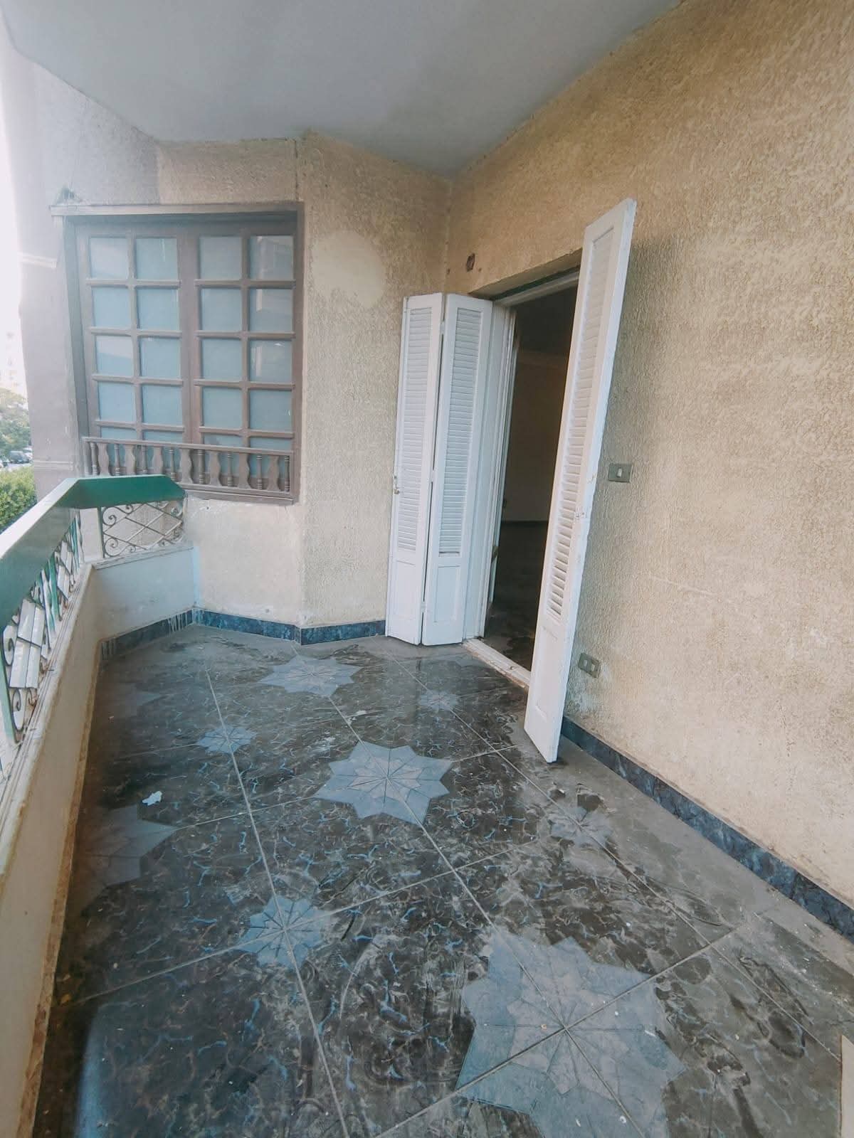 شقه للبيع 180م المنطقه الثامنه