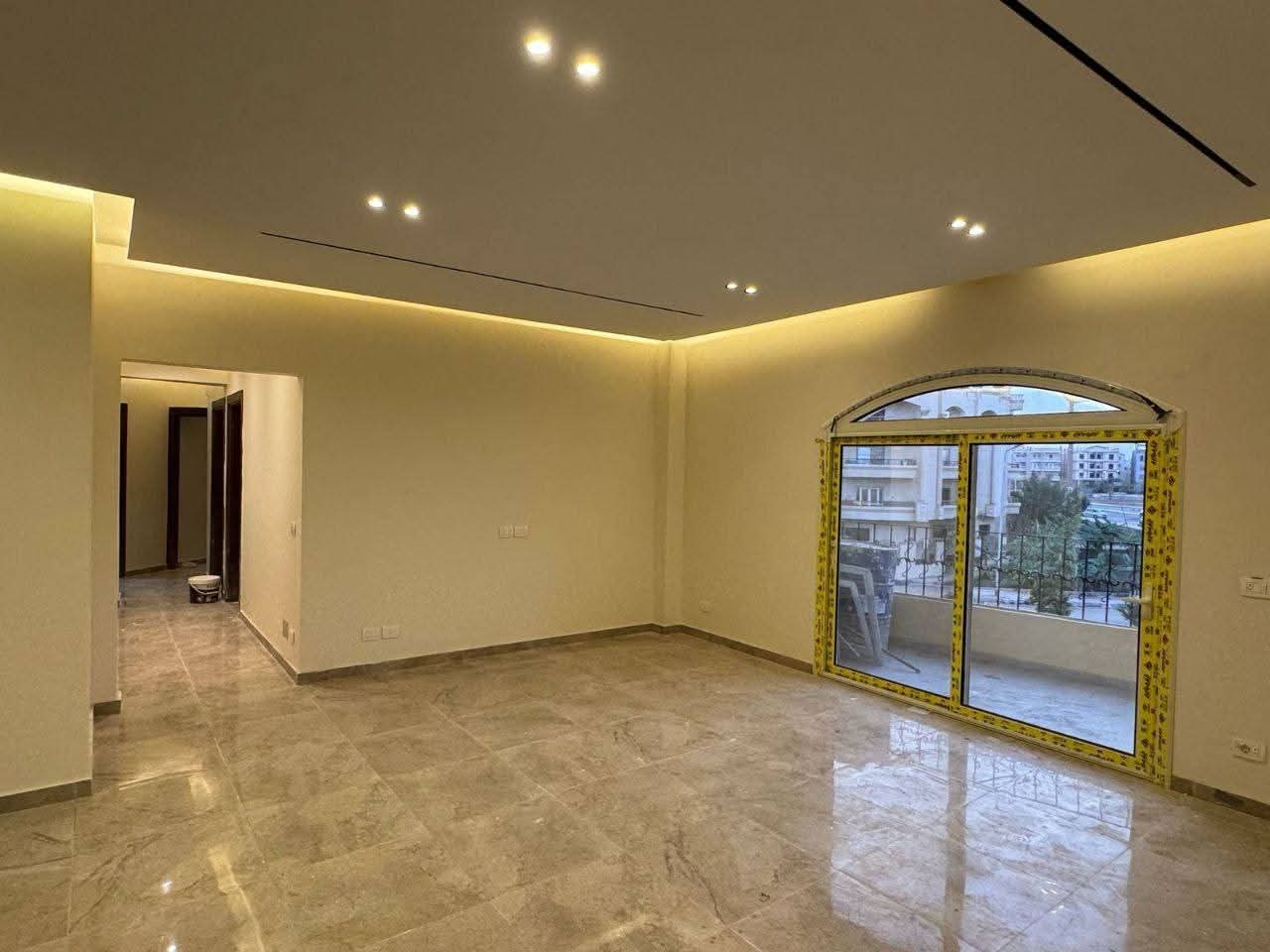 شقه للايجار 190 متر بالمنطقه الخامسه عمارات  اول سكن