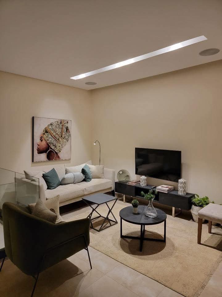 شقه للبيع  امام مطار القاهره دايركت علي طريق السويس دقايق