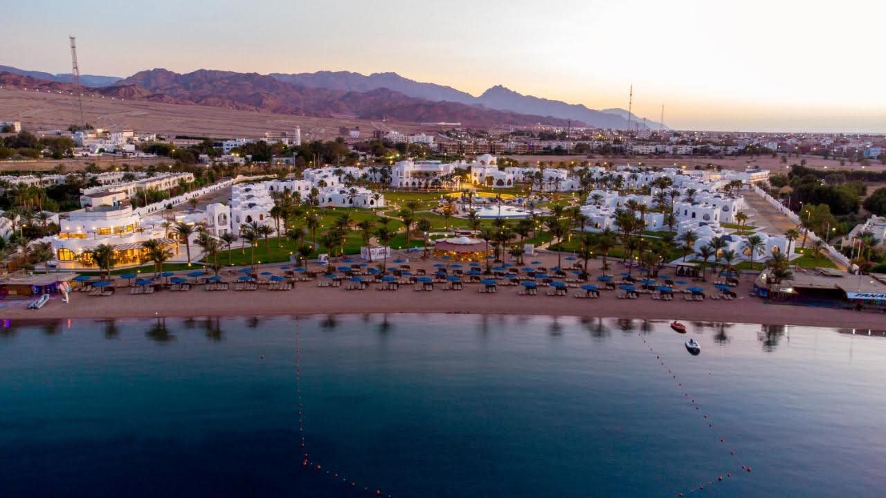 Safir Dahab Resort - فندق سفير دهب   مميزات الفندق :  - من افضل الشواطئ الرمليه موقعه ع اللاجونا . - كلما ابتعدت عن الممشي السياحي كلما كانت الفنادق افضل .