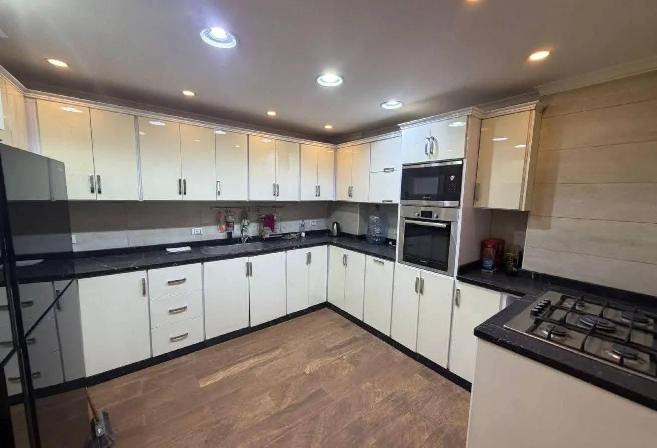 شقه للبيع  3 غرف و 2 حمام و مطبخ و ريسبشن قطعتين