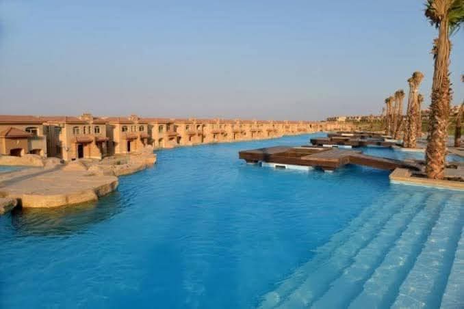 متاح فيلا للإيجار بسعر شاليه  في ارقي قري السخنه قرية تلال العين السخنة 🏡   فيلا دوبلكس ارضي + اول علوي + تاني بروف🏠