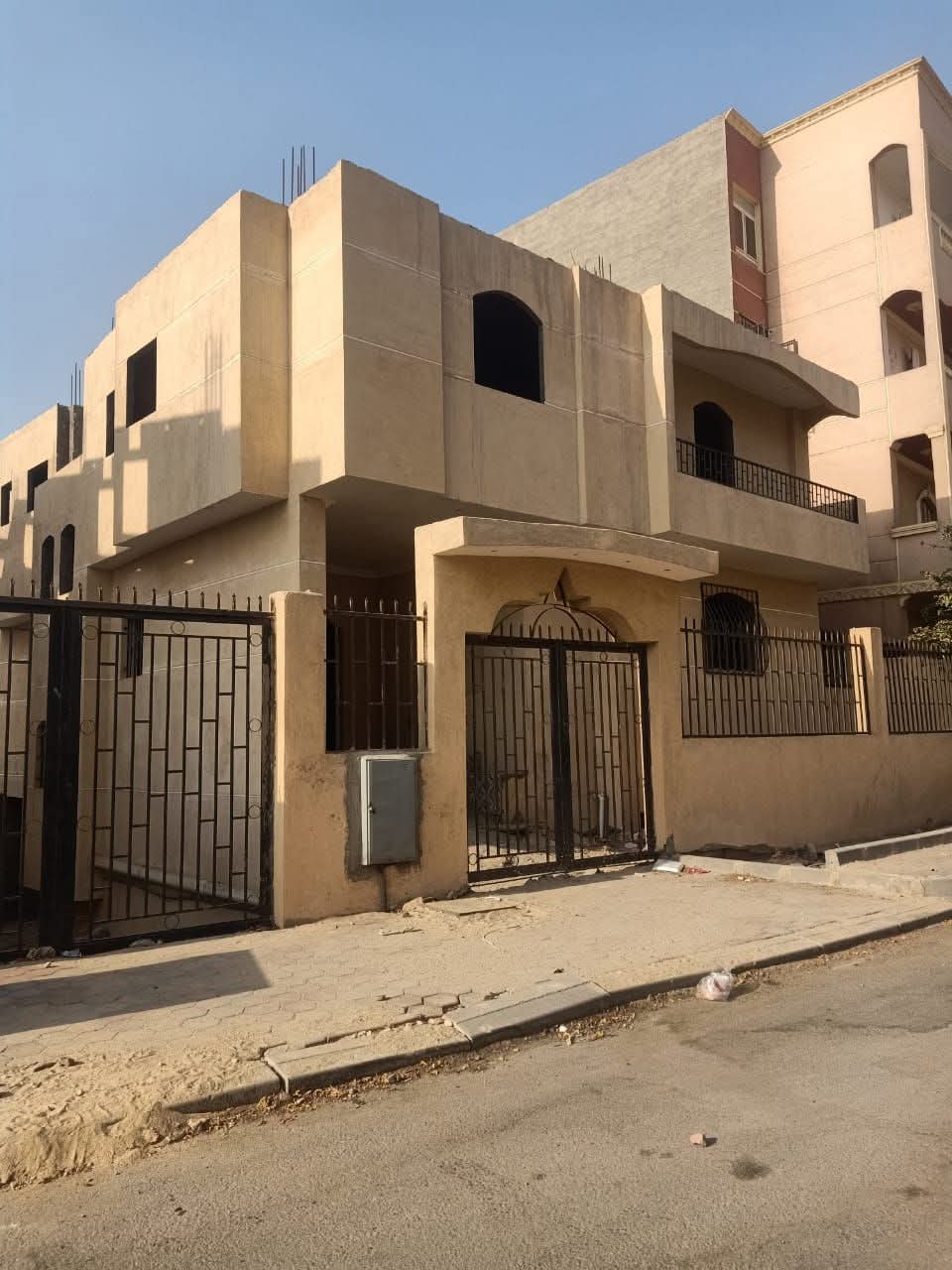 بيت للبيع العائلى مدينه العبور  مساحته 310متر بدروم + أرضي + اول