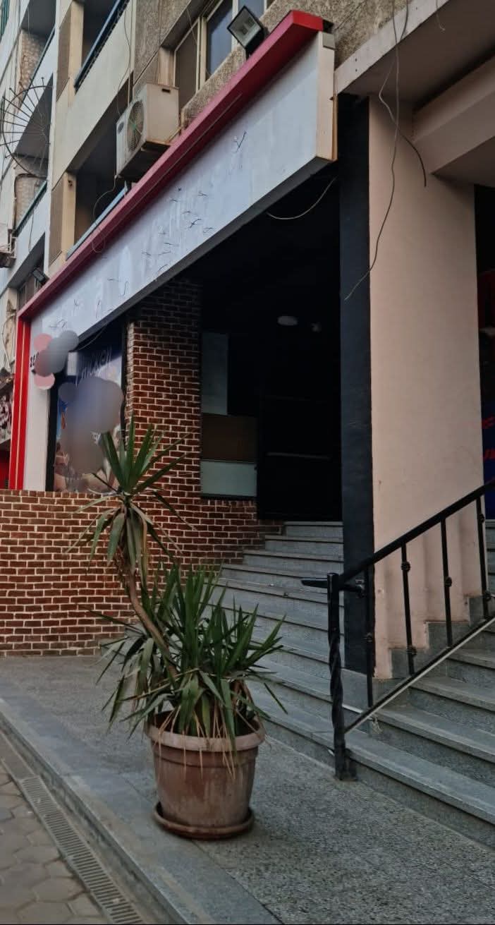 محل ١٠٠ متر  مرخص للايجار بالنزهة الجديدة