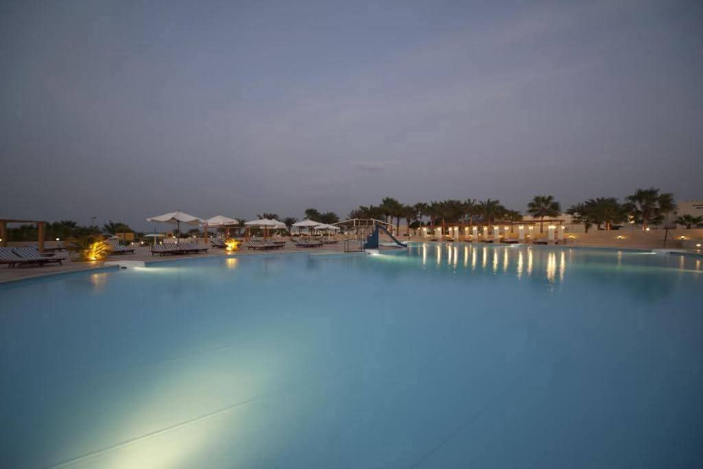 عايز تعيش تجربة ما تتنسيش؟ يلا على كورال بيتش – سهل حشيش… الجنة على البحر! 🏝️💙 خدمة فندقية فخمة، شاطئ رملي ساحر، وهدووووء يرد الروح 😌🌊