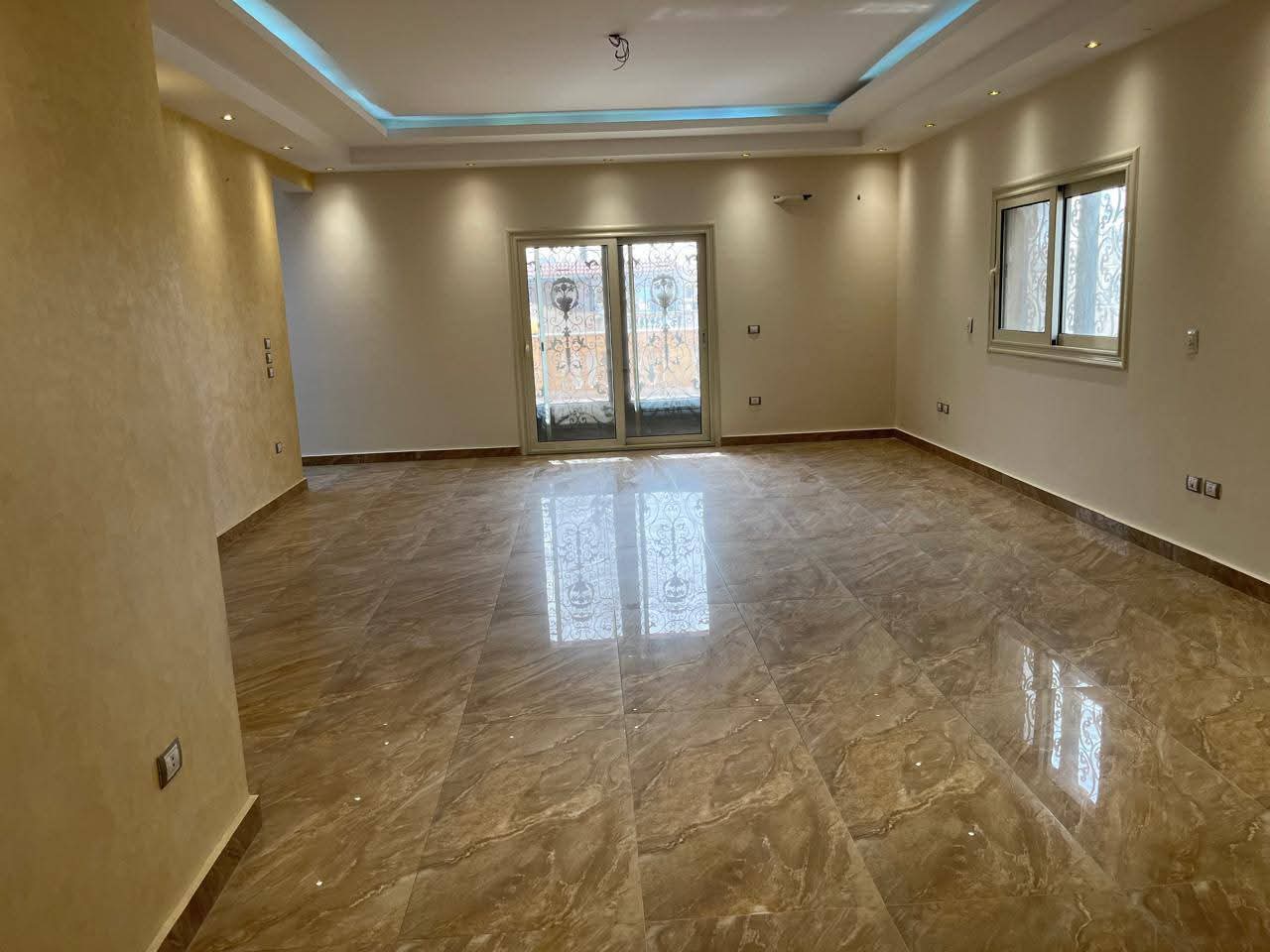 شقة للايجار ٣٥٠م روف فيلات الياسمين  التجمع الاول