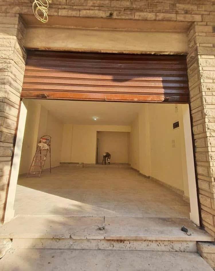 محل للبيع من المالك مباشرة في اكتوبر الحي الاول شارع السنترال الرئيسي   مساحته 32متر هتدفع مقدم 250الف وهتقسط الباقي علي 10سنين بدون فوايد