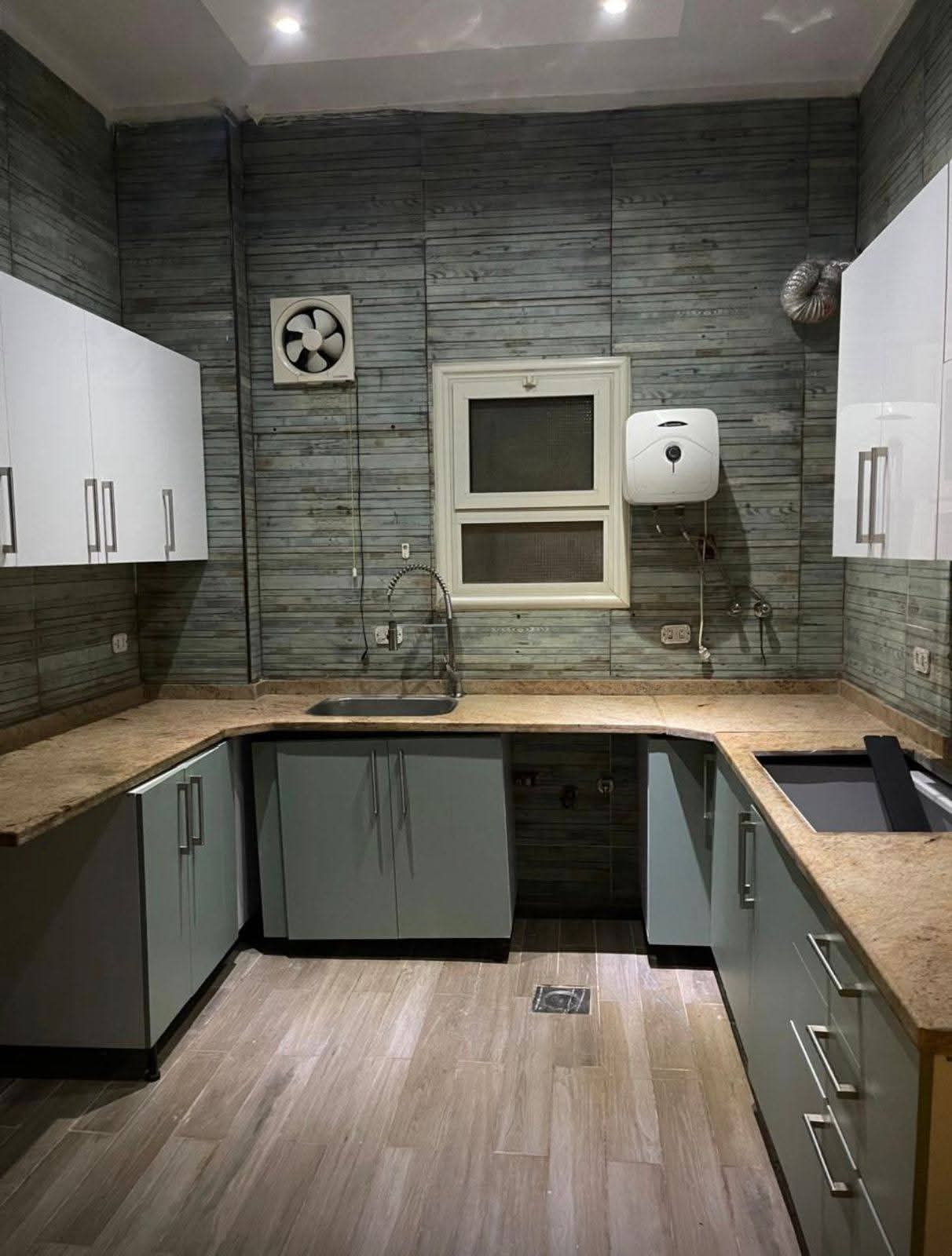 شقه للايجار الياسمين فيلات بالقرب من بنزينه full up  ارضي مرتفع