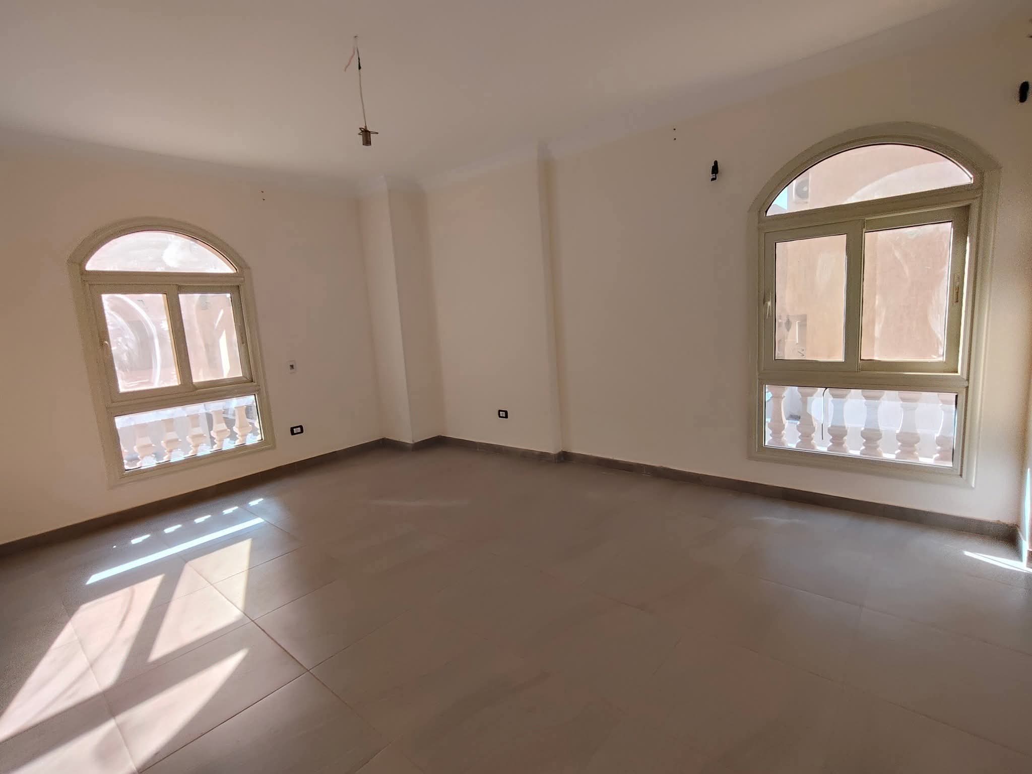 للايجار شقه في المنطقه السادسه عمارات بمدينه الشروق  اول سكن