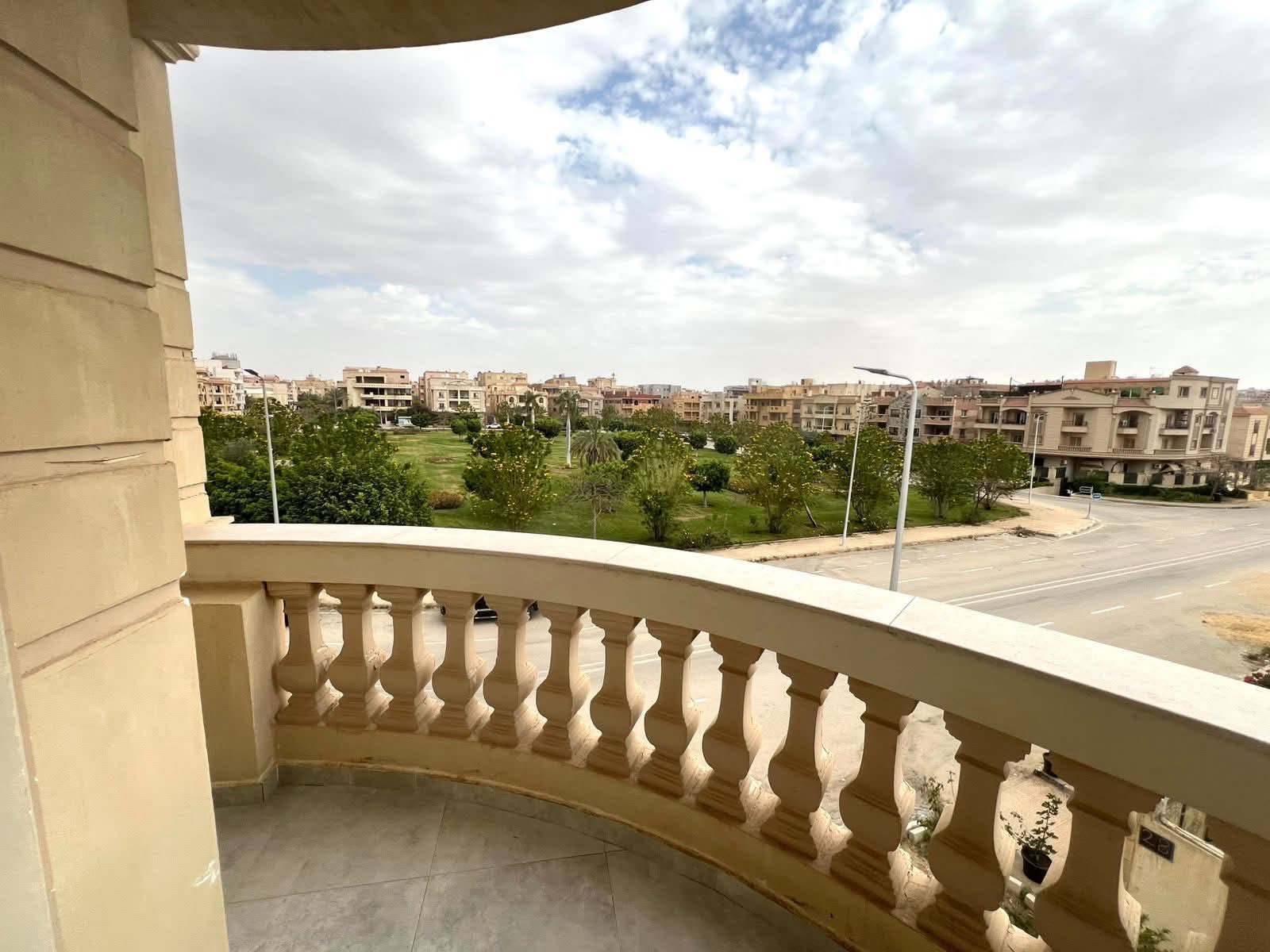 شقه للإيجار في النرجس ڤيلات   🌳🌳 تطل علي حديقه 🌳🌳   ⬅️ دور تاني