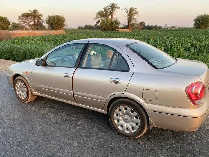 نيسان صني ذهبي ٢٠١٣ عداد ٢٩الف كيلو بسبب السفر لم تري الشمس