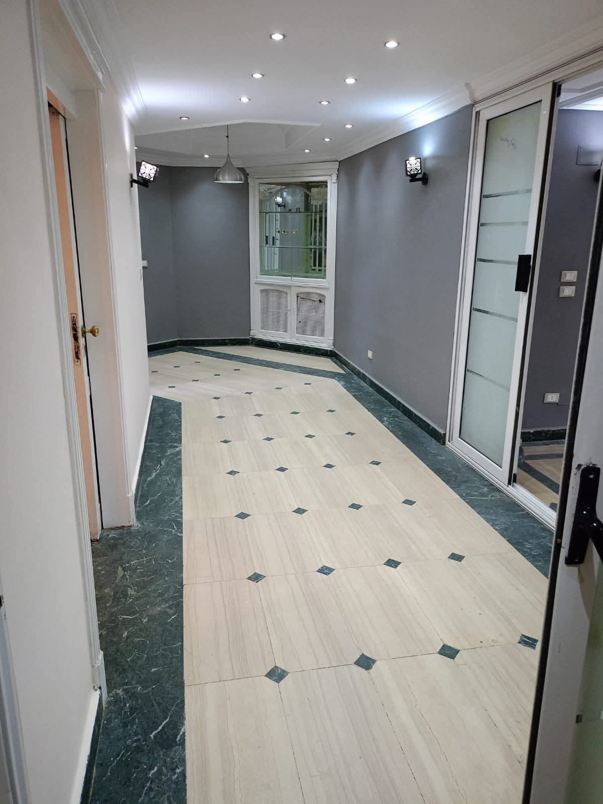 سكني او اداري شقة 350م للايجار بمبنى السراج سيتي مول