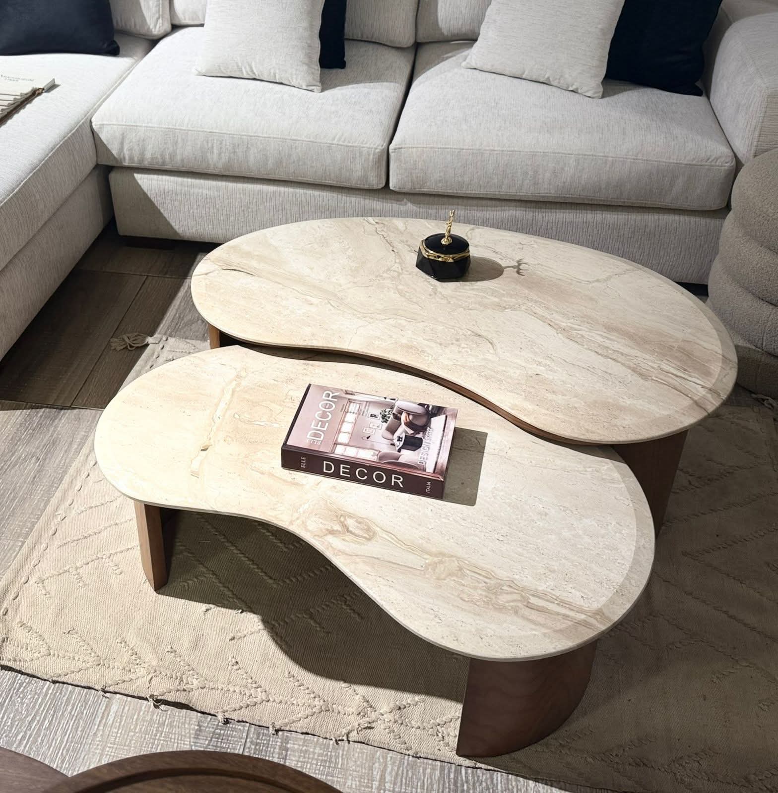 مجموعة متنوعة من الأثاث التكميلى وترابيزات