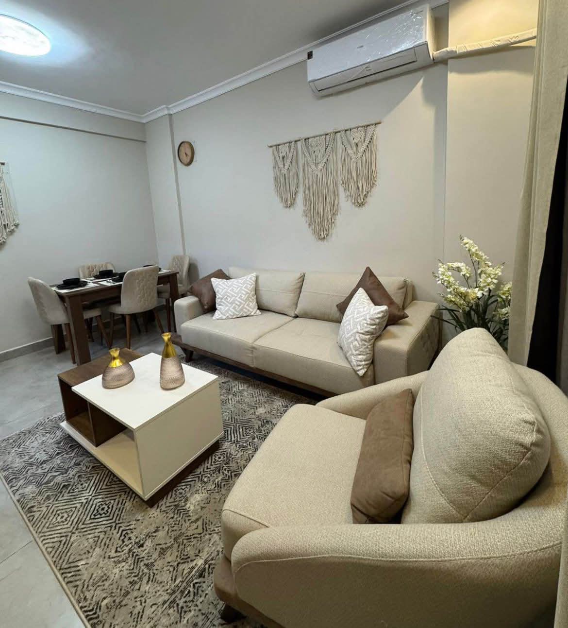 شقه للبيع متشطبه بالكامل سوبر لوكس  مساحتها كبيره