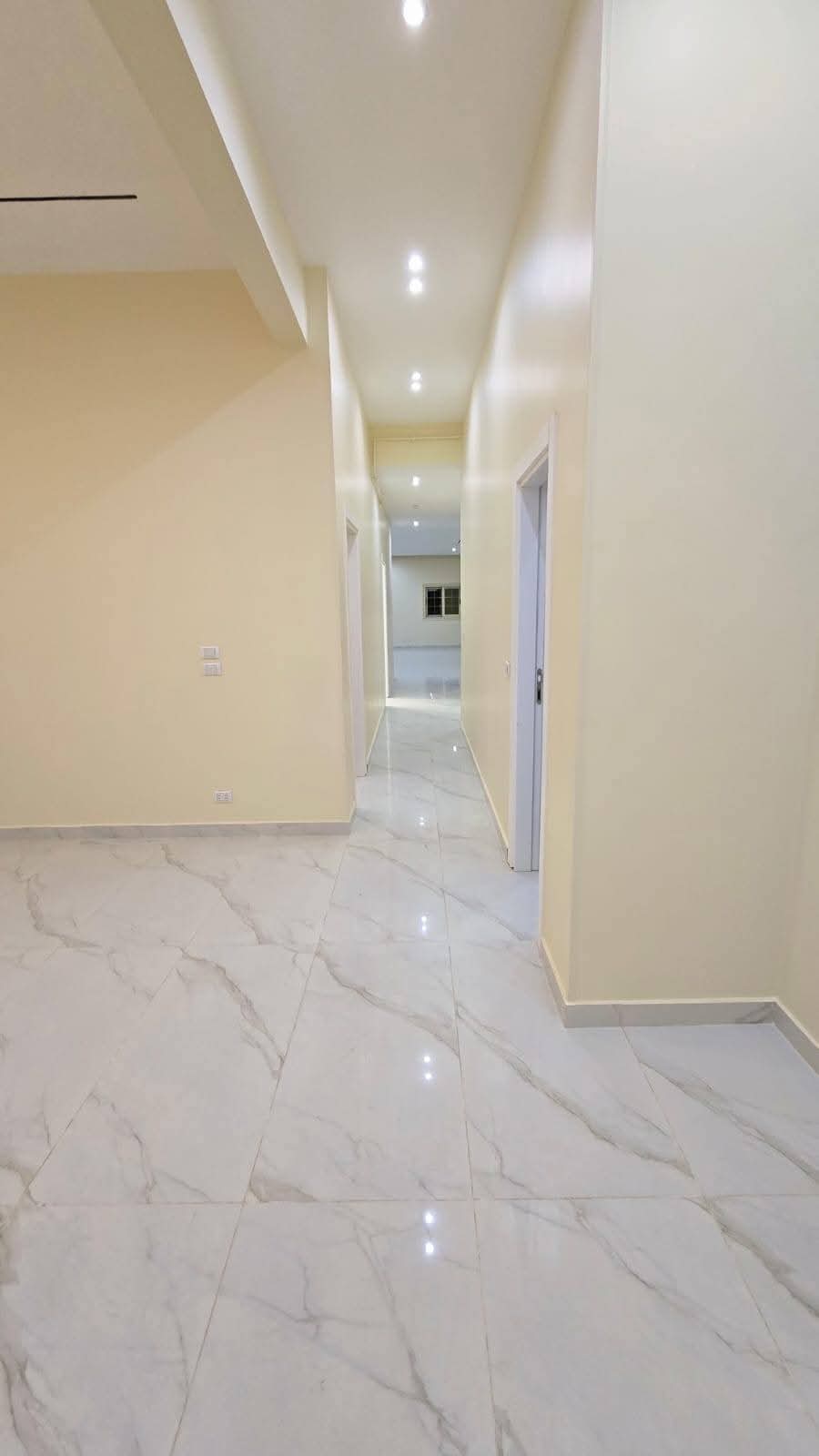 لهواة المساحات الكبيرة والتشطيب الراقي💯 شقه للايجار اول سكن ✔️👌