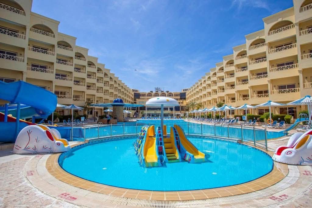 فندق إيه إم سي رويال AMC Royal  Hurghada ⭐⭐⭐⭐⭐ 🚩 مميزات الفندق 🔳 الموقع ..منطقه الاحياء - الغردقة 🔳 5 نجوم ⭐⭐⭐⭐⭐ 🔳صف اول علي البحر مباشرة 🌊 🔳 حمامات سباحة كبيرة 🤽🏊 🔳 اكوابارك  🏄 🔳 3  مطاعم متنوعة(رئيسي وايطالي ومطعم الشاطئ) 🔳 الاكل متنوع وممتاز 🤩👌🏻