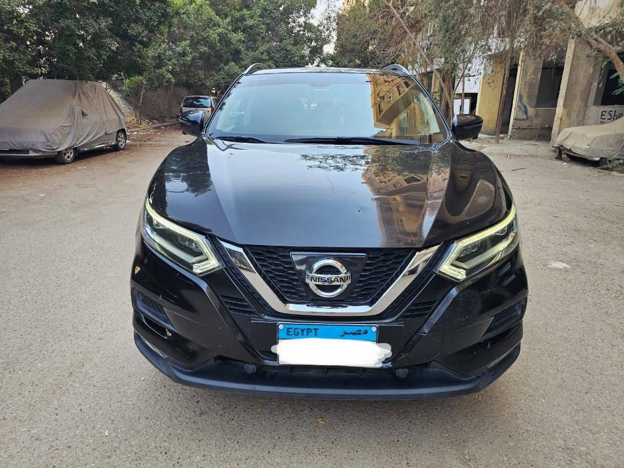 نيسان قشقاي  2018  فابريكا بالكامل  عداد 140 km صيانات منتظمه بالتوكيل