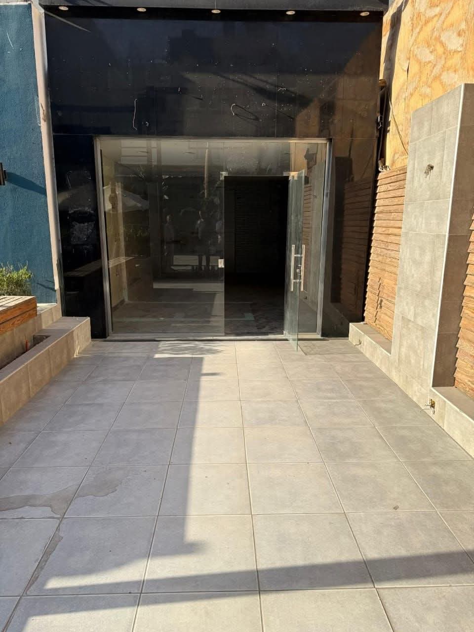 محل تجاري للايجار بالتجمع الخامس على شارع التسعين الشمالى