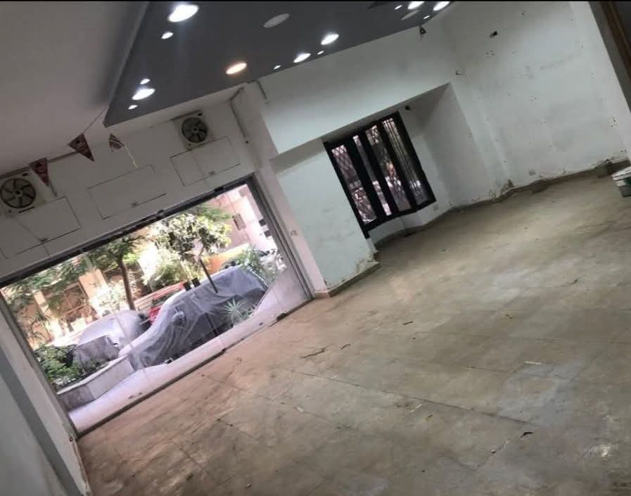 للايجار محل 65 متر متفرع من مكرم عبيد