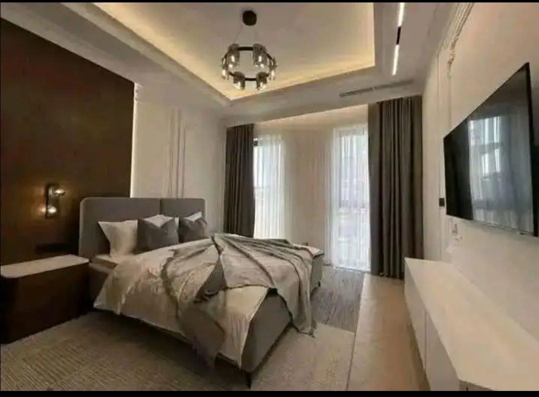 عندي شقه في التجمع الخامس متشطبه عند الجامعه الامريكيه ٣ غرف و -