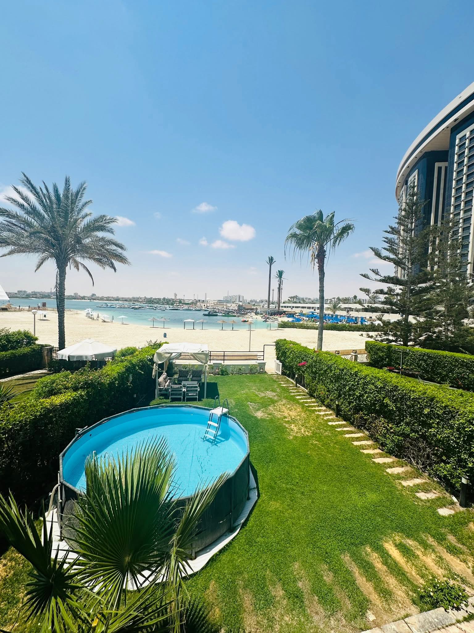 فيلا للايجار اول صف بحيرة رملية فى مارينا 7* 🌅🌅🌅 • تتكون الفيلا من 🏠🏠🏠 • ⁠4 غرف منهم ( 3 غرف ماستر)  • ⁠5 حمام  • ⁠ مكيف بالكامل  • ⁠يوجد بول تركيب