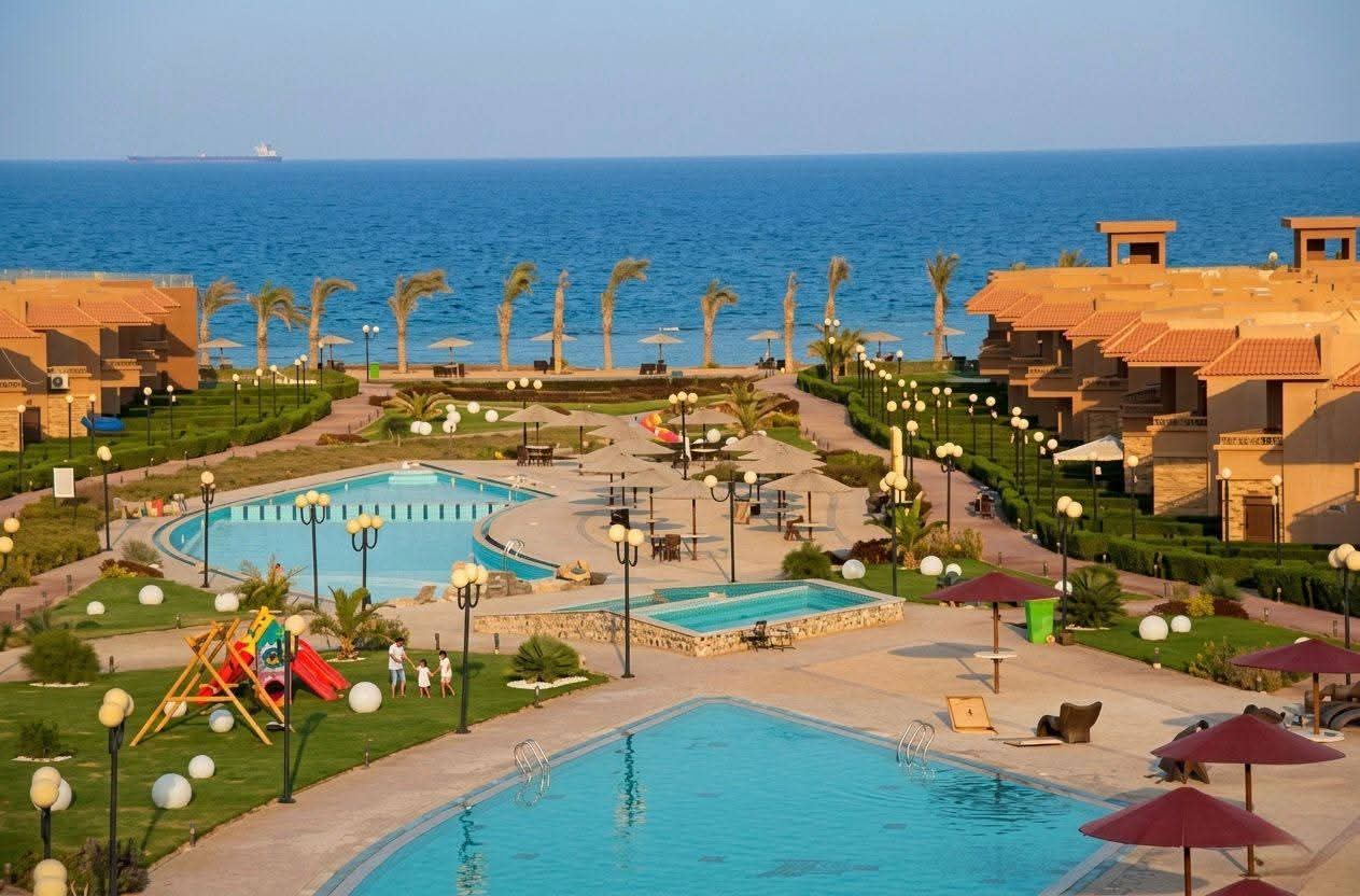 🌊🔥 لعشاق الصف الأول على البحر في Malibu Resort 🔥🌊