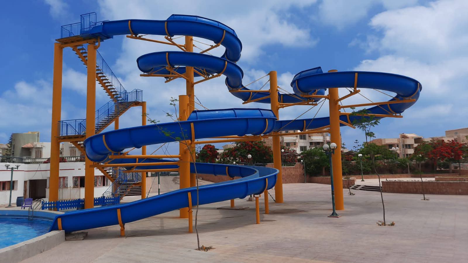 متاح من يوم 28/8 قريه جرين بيتش 🍹🏖️ K89 بجوار مرينا والعالمين الجديدة  شاليه علوي تشطيب سوبر لوكس رابع صف بحر فيو رائع  3 غرف مكيفه  2 حمام