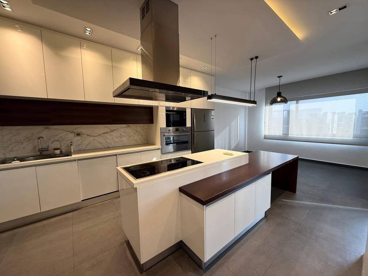 _مساحة الشقة 240 متر (3 غرف ، 2 حمام)