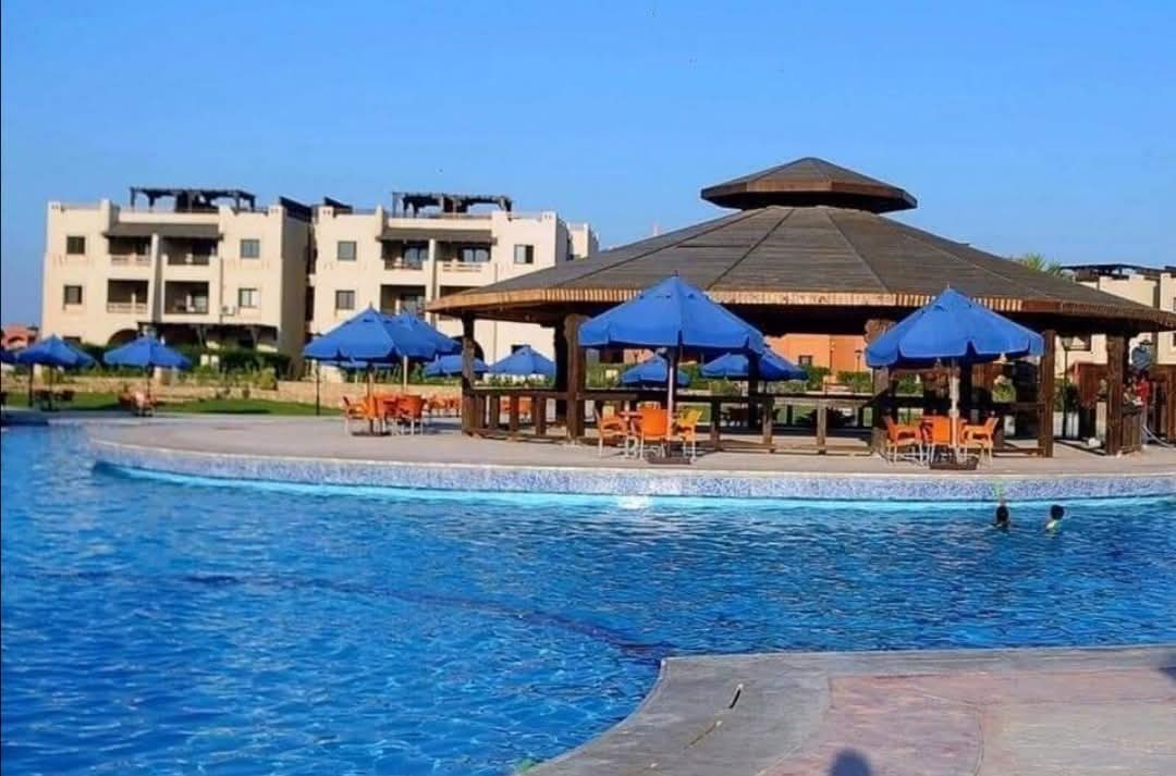 شالية للايجار بقرية نيس4 الكيلو74 3 غرف 2 حمام بيطل علي البسين قريب من البحر مكيف بالكامل 4 تكييفات كل غرفة 2 سرير  فرش نضيف القرية فيها حوالي 8 حمامات سباحة منهم حمام سباحة علي البحر والقرية فيها كافة الخدمات