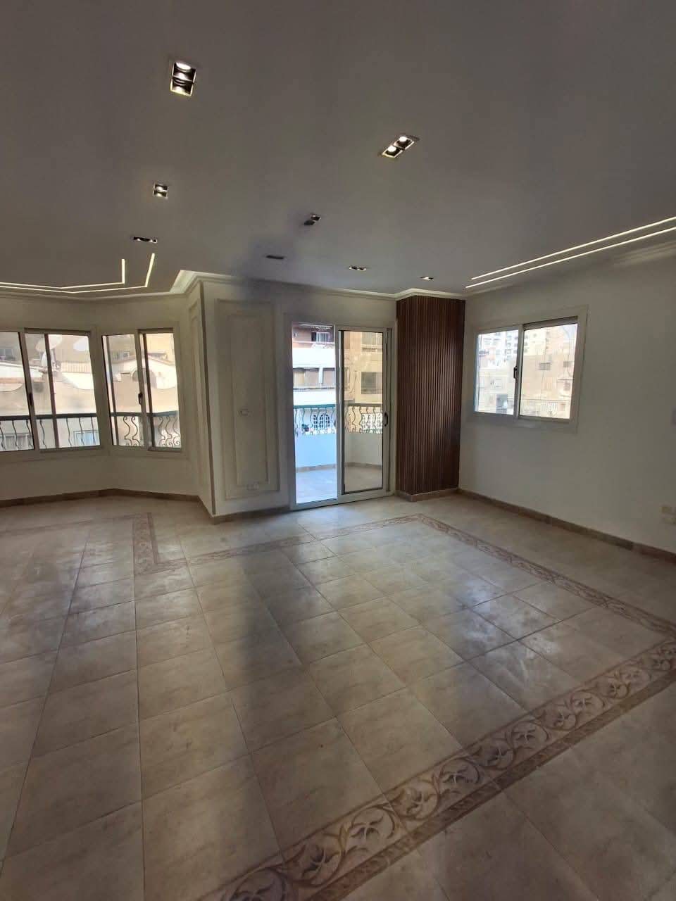 شقه تحفه للبيع  ارقي شوارع المنطقه السادسه شارع امين الريحاني المربع الذهبي 🖐️🖐️