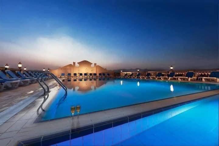 مميزات الفندق: 🔹️ فندق 5 نجوم ديلوكس بتصميم أوروبي فاخر 🏰 🔹️ غرف أنيقة وعصرية مجهزة بكل وسائل الراحة 🛏️ 🔹️ شاطئ خاص (White Beach) من أجمل شواطئ شرم + شاطئ صخري 🏖️