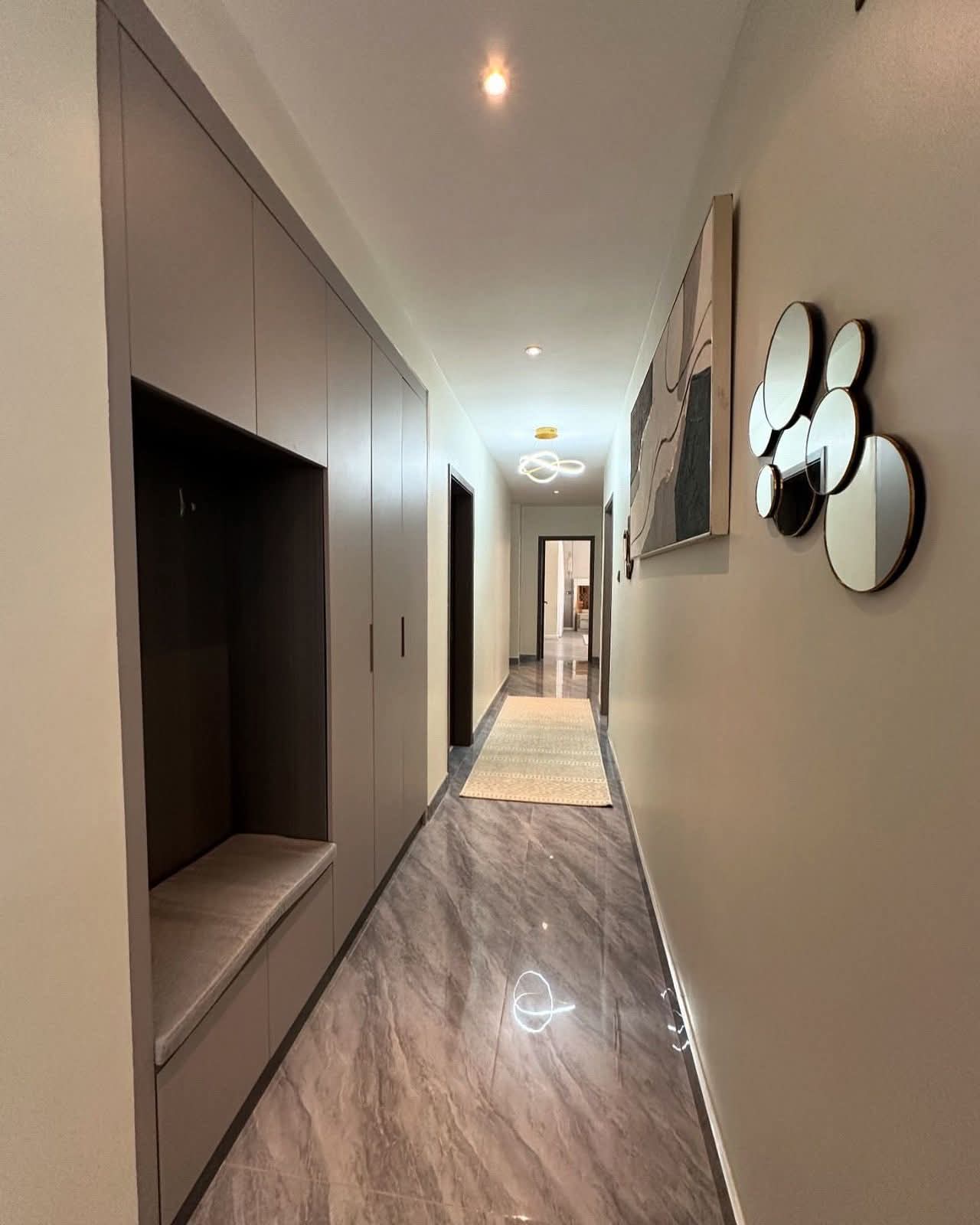 شقه للبيع الشقه 3 غرف منهم 2 ماستر بالحمام والدريسنج وكلهم بحري