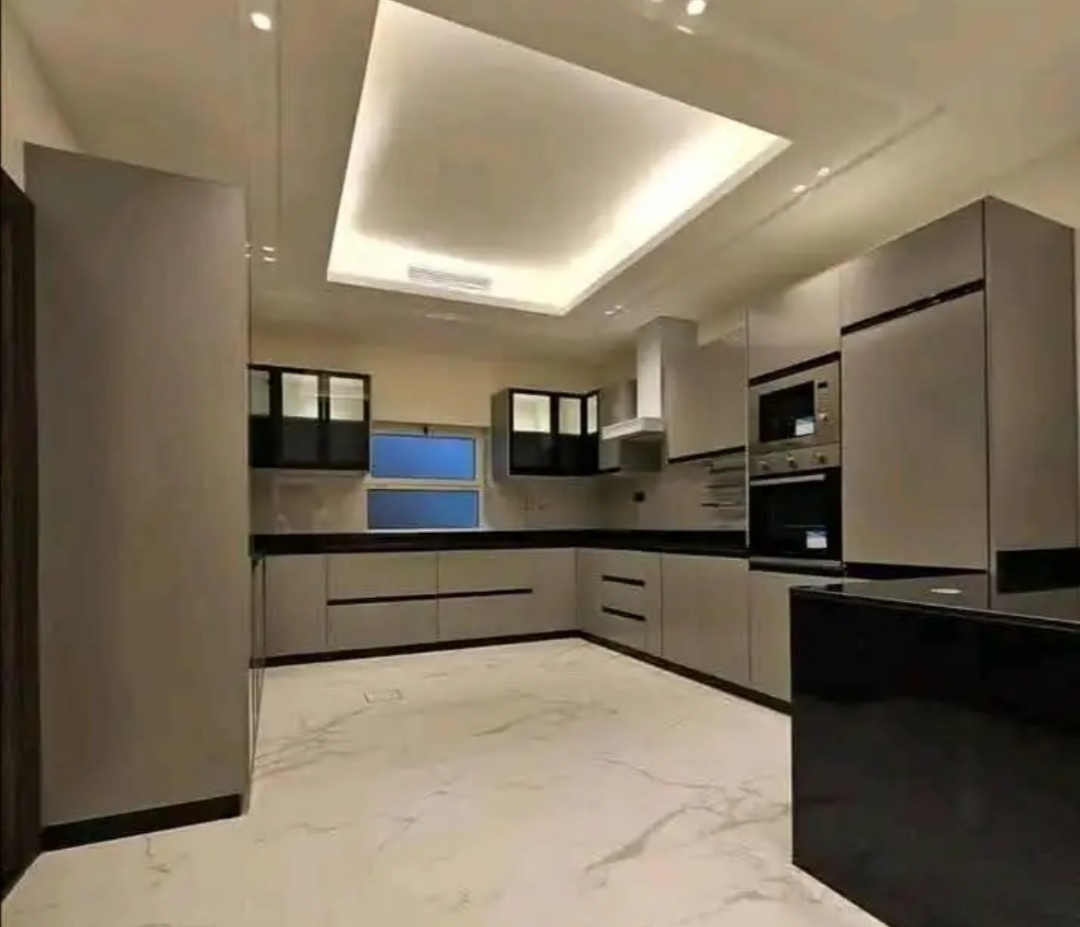 عندي شقه 155 متر متشطبة بالكامل وبالتكييفات في التجمع