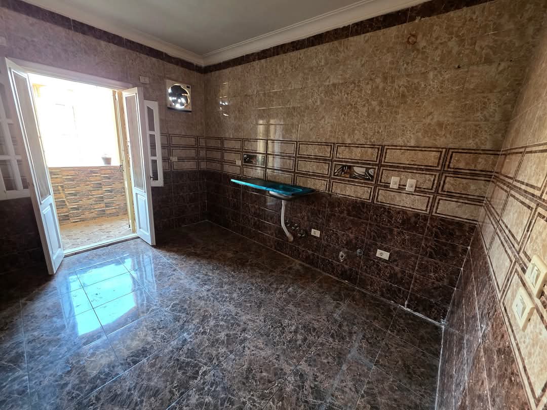 🔥 فرصة مش بتتكرر – شقة دور كامل للإيجار بالتجمع الخامس 🔥