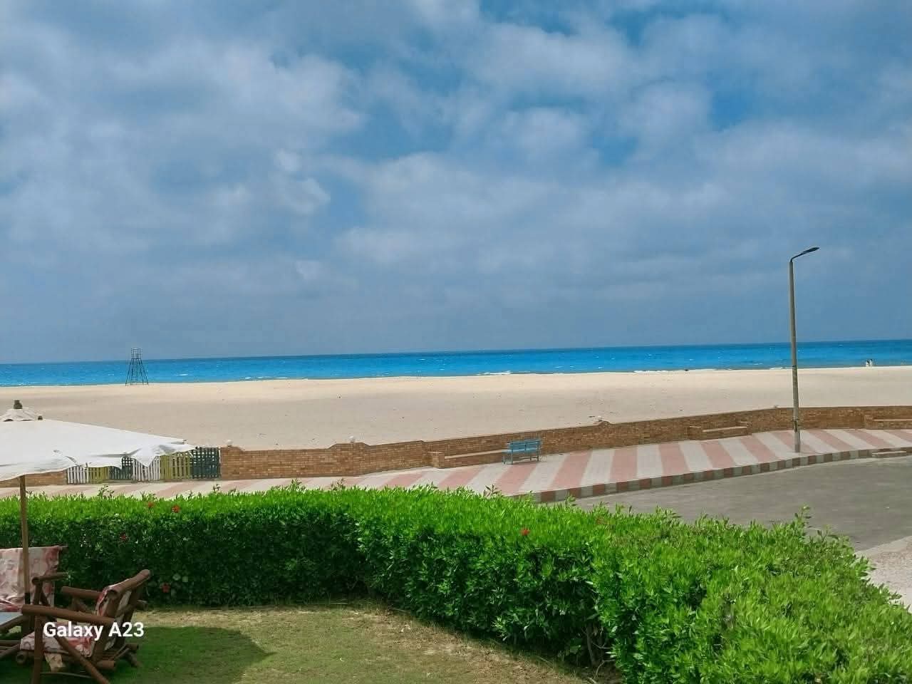 متاح شاليه للايجار #_اول_صف_من_البحر 🏖️ شاليه للايجار في قرية الفيروز الكيلو 40 ✅ القريه بها جميع الخدمات موجوده 💯  شاليه يتكون من  ثلاث غرف مكيفين 💦       وريسبش كبير و اثنين حمام 🚽 ✅ و مطبخ كامل من الادوات المنزليه
