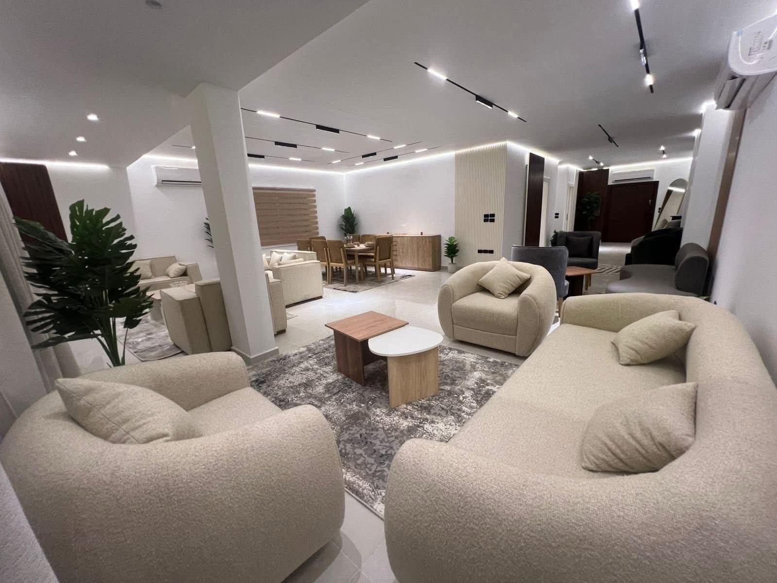 شقه للبيع الشقه 3 غرف منهم 2 ماستر بالحمام والدريسنج وكلهم بحري مفتوح و ريسيبشن 3 قطع وتراس واسع